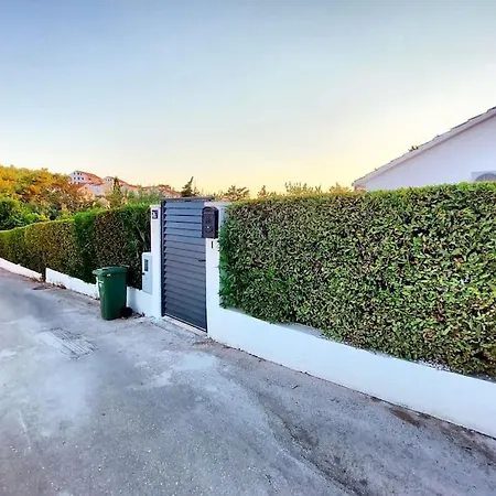 Holiday home Olive Garden House - 5 Min Beach, Near Center Supetar